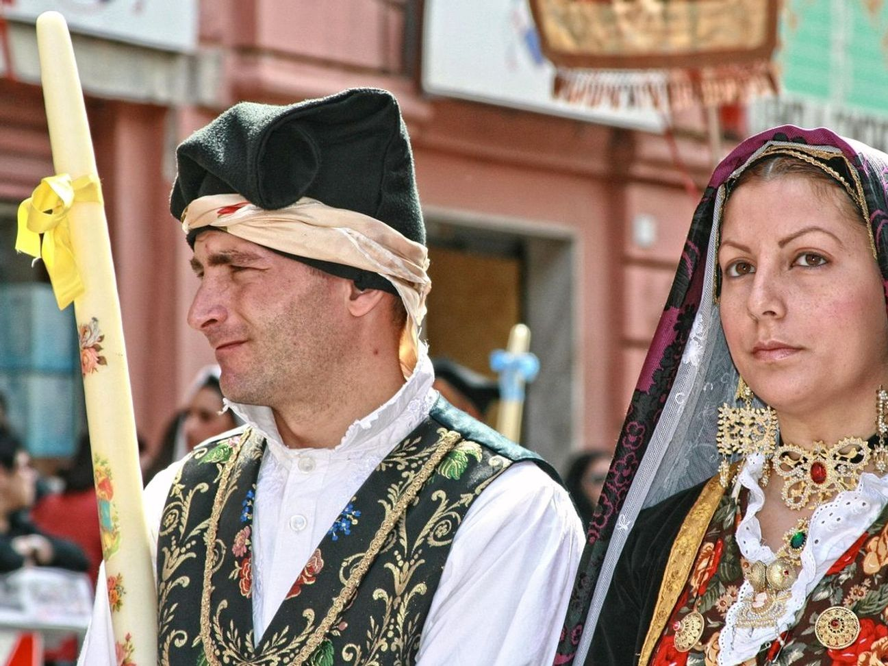 Eski bir kitabın sayfalarında antik sanat işlemelerinin detayı